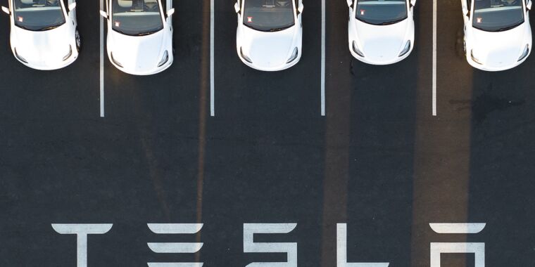 Une agence américaine poursuit Tesla alors que des travailleurs noirs signalent « des croix gammées, des menaces et des nœuds coulants »