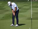 Le golfeur américain Scottie Scheffler putt sur le 10e green lors de l'entraînement avant la 44e Ryder Cup.