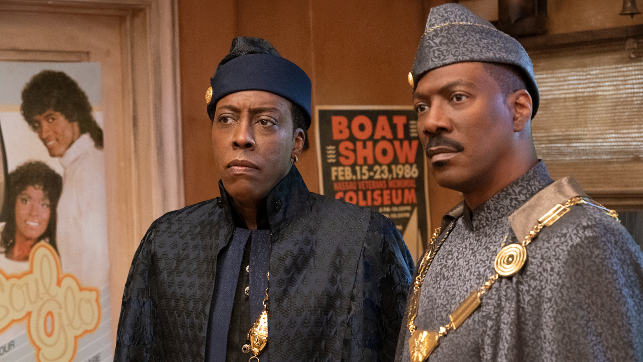 Arsenio Hall et Eddie Murphy debout dans le salon de coiffure dans Coming 2 America.