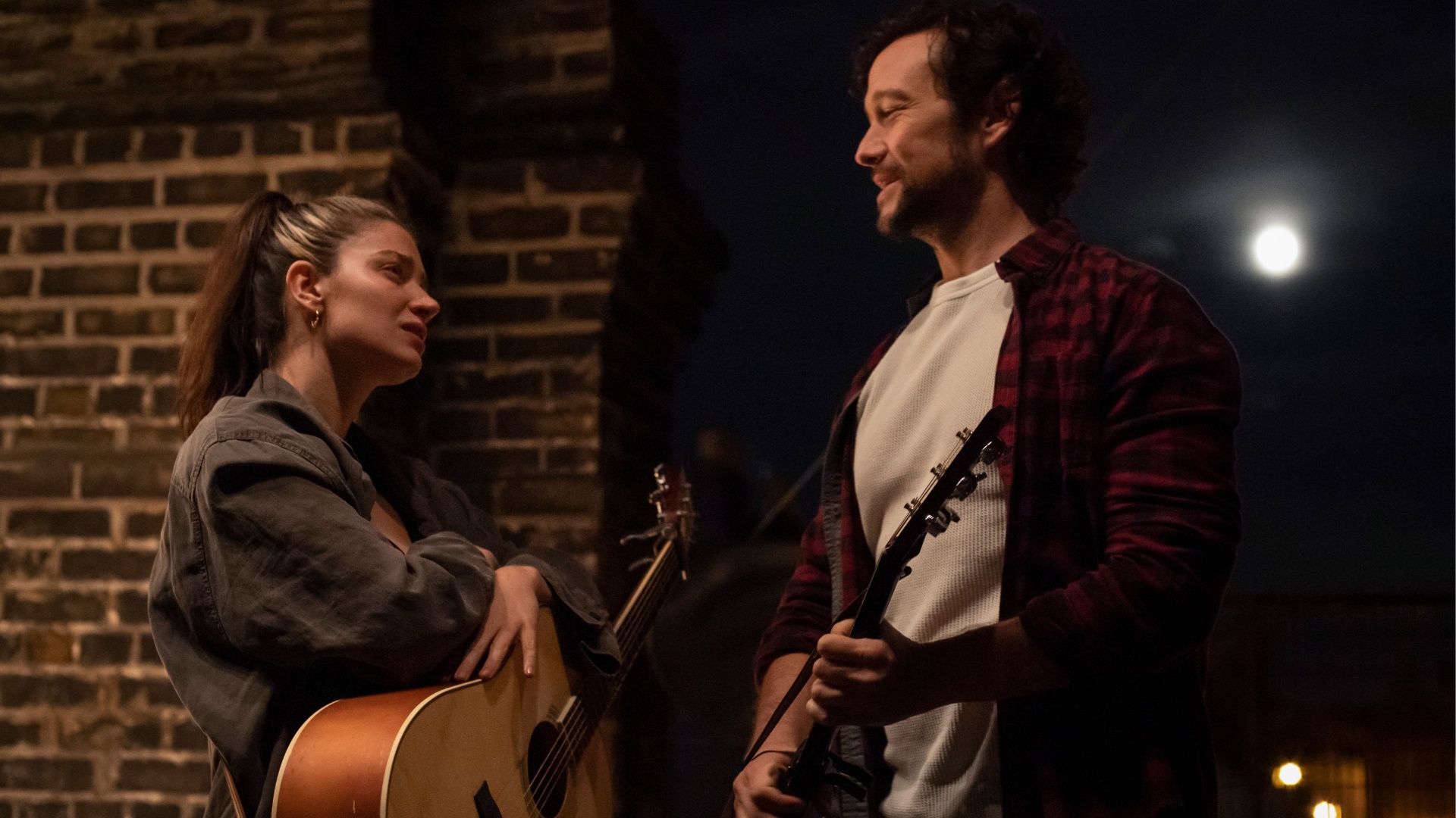 Eve Hewson et Joseph Gordon-Levitt dans Flora and Son