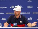 Wyndham Clark de l'équipe des États-Unis s'exprime lors d'une conférence de presse à la suite d'une séance d'entraînement avant la Ryder Cup 2023.