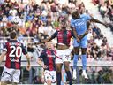 Victor Osimhen de Naples, en haut à droite, dirige le ballon lors du match de football de Serie A entre Bologne et Naples au stade Renato Dall'Ara de Bologne, en Italie, le dimanche 24 septembre 2023.