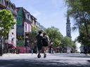 Un couple déambule sur la rue St-Denis à Montréal.