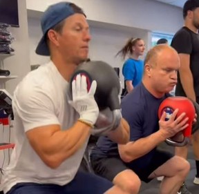 Mark Wahlberg, à gauche, et Tie Domi s'entraînent dans un studio d'entraînement F45 au 165 King St. W. @markwahlberg/INSTAGRAM