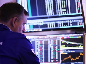 Les traders travaillent sur le parquet de la Bourse de New York.