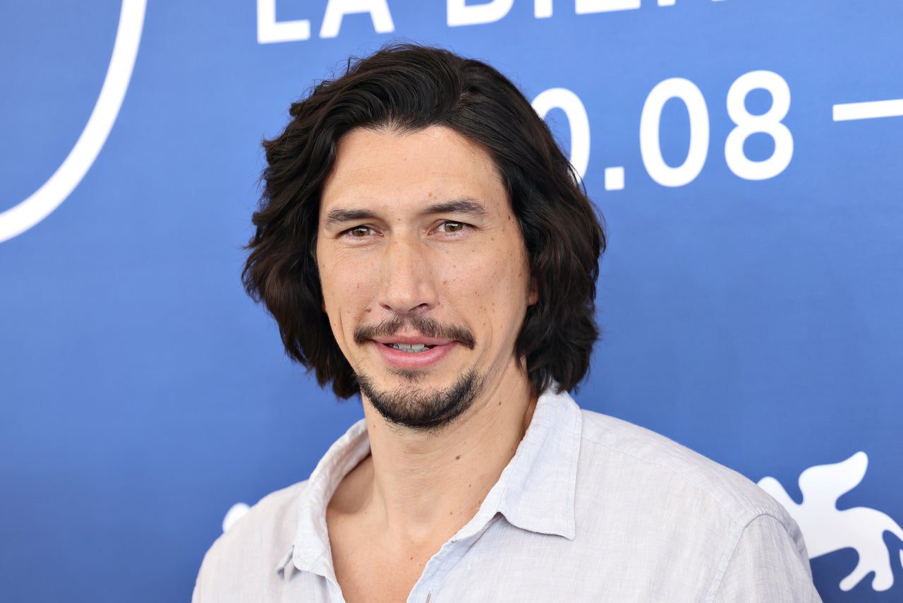 Adam Driver critique les grandes entreprises comme Amazon et Netflix pour ne pas répondre à la demande des acteurs en grève
