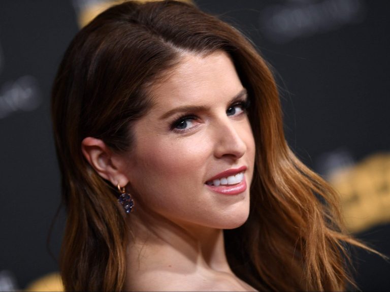 Anna Kendrick a le cœur brisé après avoir raté la première de « Woman of the Hour » au TIFF