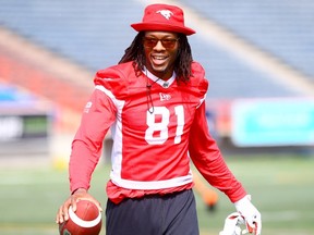 Luther Hakunavanhu des Stampeders de Calgary lors d'une visite guidée avant d'affronter les Elks d'Edmonton pour leur premier match préparatoire au stade McMahon de Calgary, le samedi 20 mai.