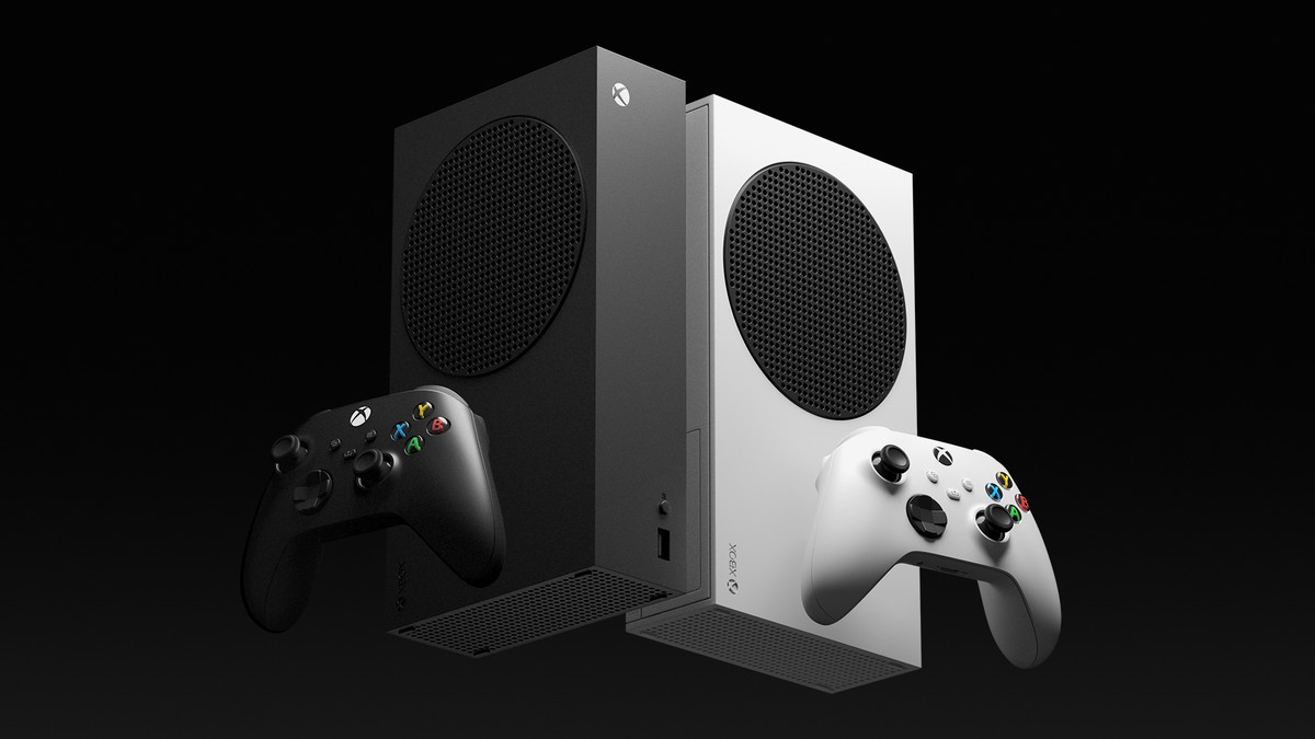 Deux consoles Xbox Series S au style épuré, une blanche, une noire, sur fond noir.