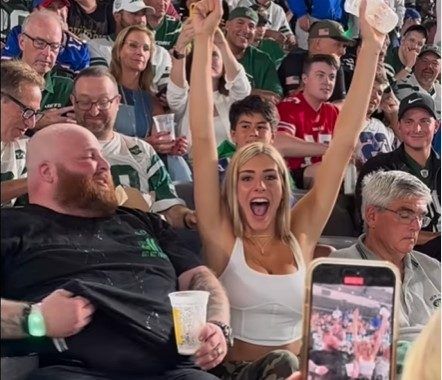 Beer Girl revient et remporte un match avec un fan lors du match des Jets de New York