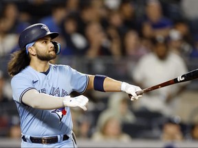 Bo Bichette des Blue Jays de Toronto frappe un circuit de deux points.