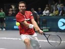 Alexis Galarneau du Canada en action contre Lorenzo Sonego de l'Italie lors de leur match de phase de groupes de la Coupe Davis entre l'Italie et le Canada à l'Unipol Arena de Bologne, en Italie, le mercredi 13 septembre 2023. Le champion en titre du Canada a obtenu une place dans les huit derniers de la Coupe Davis avec Alexis Galarneau l'emporte en simple en deux sets contre le Chilien Alejandro Tabilo.