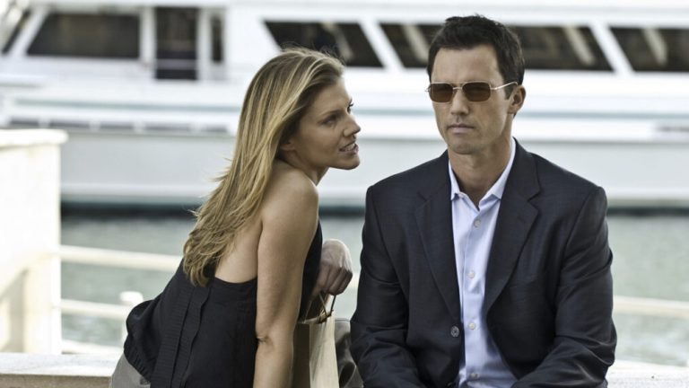 Tricia Helfer as Carla Baxter and Jeffrey Donovan as Michael Westen in 