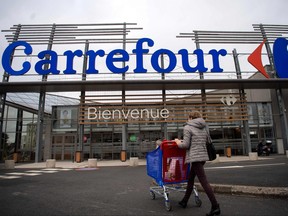 Une femme entre dans un supermarché Carrefour le 13 janvier 2020, près de Nantes, en France.