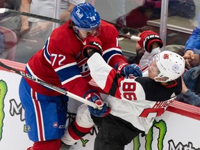 Arber Xhekaj (72 ans) des Canadiens enregistre Jack Hughes des Devils sur les bandes lors de la première période de pré-saison au Centre Bell, lundi soir.