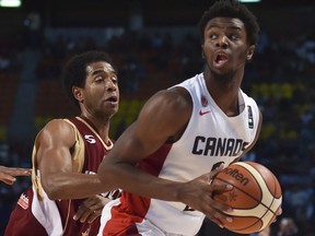 Le meneur du Venezuela Gregory Vargas (à gauche) et son coéquipier John Cox (au centre) marquent le gardien de tir canadien Andrew Wiggins (à droite) lors de leur Championnat FIBA ​​des Amériques 2015.