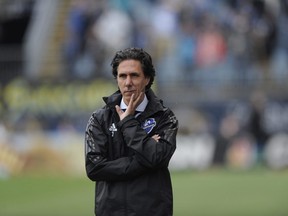 L'entraîneur de l'Impact de Montréal, Mauro Biello, regarde son équipe depuis la ligne de touche lors d'un match de football de la MLS contre l'Union de Philadelphie, le samedi 22 avril 2017, à Chester, en Pennsylvanie.