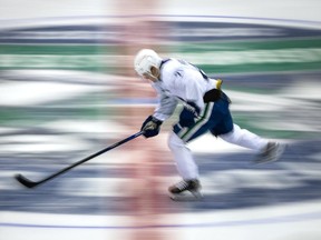 Nils Hoglander, de Suède, des Canucks de Vancouver patine pendant le camp d'entraînement de l'équipe de la LNH à Abbotsford, le 23 septembre 2021.