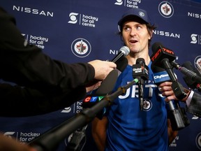 Mark Scheifele s'entretient avec les médias au camp d'entraînement des Jets de Winnipeg le jeudi 21 septembre 2023. KEVIN KING/Winnipeg Sun