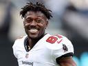 Antonio Brown des Buccaneers de Tampa Bay s'échauffe avant le match contre les Jets de New York au MetLife Stadium le 2 janvier 2022 à East Rutherford, New Jersey.