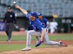 Chris Bassitt #40 des Blue Jays de Toronto lance contre les Oakland Athletics lors de la première manche au RingCentral Coliseum le 5 septembre 2023 à Oakland, en Californie.  (Photo par Ezra Shaw/Getty Images)