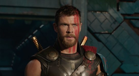 Chris Hemsworth est Thor Fit, mais il attribue en fait à son oncle (et à certaines affiches d'Arnold Schwarzenegger) la raison pour laquelle il est en forme aujourd'hui