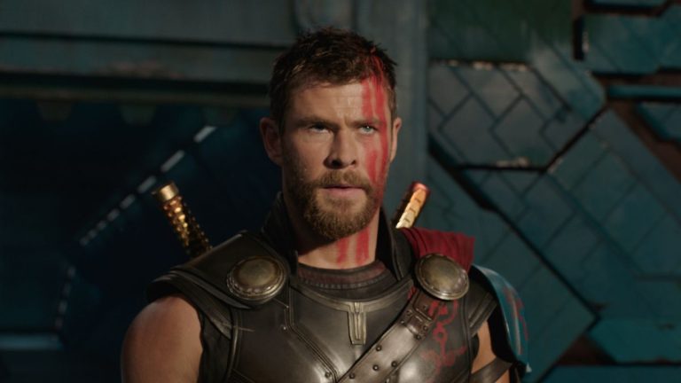 Chris Hemsworth est Thor Fit, mais il attribue en fait à son oncle (et à certaines affiches d'Arnold Schwarzenegger) la raison pour laquelle il est en forme aujourd'hui
