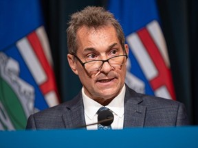 Le Dr Mark Joffe, médecin hygiéniste en chef, prend la parole lors d'une conférence de presse concernant l'éclosion d'E. coli dans les garderies du Centre McDougall de Calgary, le mardi 12 septembre 2023.