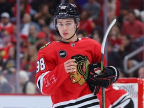 Connor Bedard des Blackhawks de Chicago affronte les Blues de St. Louis au United Center le 28 septembre 2023 à Chicago.