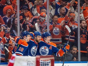 Zach Hyman (18 ans), Leon Draisaitl (29 ans) et Ryan Nugent-Hopkins (93 ans) des Oilers d'Edmonton célèbrent le deuxième but des Oilers en première période contre les Kings de Los Angeles à Rogers Place à Edmonton le 19 avril 2023.