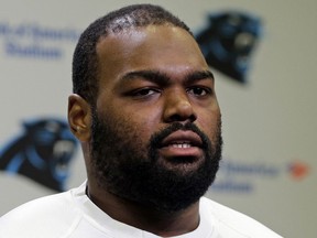 Michael Oher des Carolina Panthers s'adresse aux médias lors de la première journée de leur programme de conditionnement physique hors-saison de football de la NFL à Charlotte, Caroline du Nord, le 20 avril 2015.