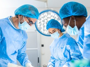 Une équipe chirurgicale au travail dans une salle d’opération.