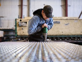 Le secteur manufacturier a diminué de 1,5 pour cent, sa deuxième contraction mensuelle consécutive.