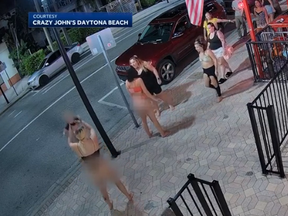 Dans une capture d'écran d'une vidéo, une femme tient un bébé dans ses bras lors d'une altercation à Daytona Beach.