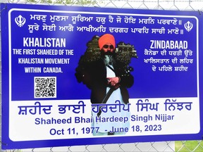 Une affiche de l'ancien président du Gurdwara, Hardeep Singh Nijjar, est affichée sur une clôture à l'extérieur du temple Guru Nanak Sikh Gurdwara à Surrey, en Colombie-Britannique, le 19 septembre 2023.