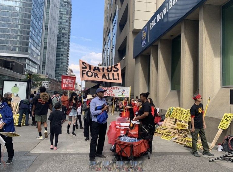 Des manifestants à Toronto réclament des droits pour les travailleurs migrants