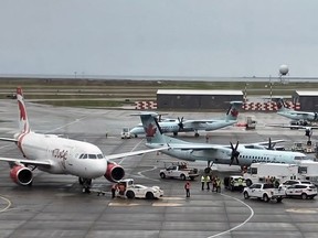 Un Airbus A319 d'Air Canada Rouge a heurté l'aile d'un Air Canada Jazz Express de Havilland Dash 8-400 stationné au terminal intérieur de l'aéroport international de Vancouver vers 14 h 30 le dimanche 3 septembre 2023. Cela s'est produit alors que l'A319 était en cours de transport. repoussé de sa porte en prévision du roulage.  Personne n'a été blessé.