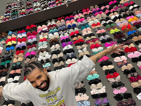 Drake montre son immense collection de soutiens-gorge.