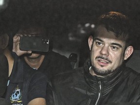 Le Néerlandais Joran Van der Sloot est transféré dans une voiture de police de la prison Ancon I à Lima, le 8 juin 2023