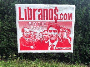 Une pancarte faisant la promotion d'un livre d'Ezra Levant.