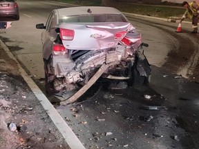 Photos des dommages causés par un délit de fuite survenu vers 3 h 30, le vendredi 1er septembre 2023, dans le pâté de maisons 600 de la rue Maryland, à Winnipeg.  Le témoin Frankie Mayhead a déclaré avoir vu une Charger noire accélérer vers le sud sur Maryland Street avant de s'écraser sur une voiture garée, la poussant sur environ 30 pieds, puis se dirigeant vers le sud sur Maryland Street.