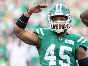 Pete Robertson (45 ans), joueur de ligne défensive des Roughriders de la Saskatchewan, lors du match de football de la Classique de la Fête du Travail de la LCF au stade Mosaic de Regina, en Saskatchewan, le 3 septembre 2021.