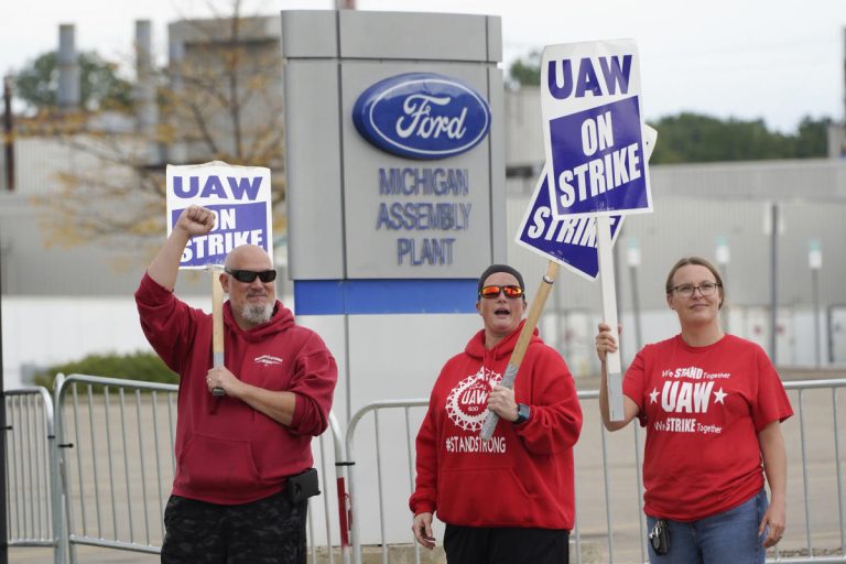 Ford arrête la construction d’une usine de batteries pour véhicules électriques dans le Michigan alors que les grèves se poursuivent