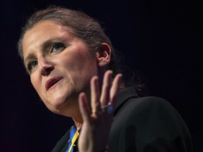 La ministre des Finances, Chrystia Freeland, présente la secrétaire au Trésor américaine, Janet Yellen, lors de la cérémonie des Global Citizen Awards de l'Atlantic Council, le mercredi 20 septembre 2023, à New York.