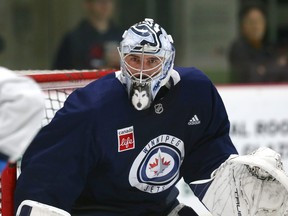 Connor Hellebuyck au camp d'entraînement des Jets de Winnipeg jeudi.