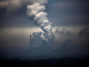 Cette photographie d'archive prise le 23 janvier 2020 montre des nuages ​​de vapeur émergeant de l'usine du conglomérat industriel allemand ThyssenKrupp (au premier plan) et d'une centrale électrique au charbon à Duisburg, en Allemagne.