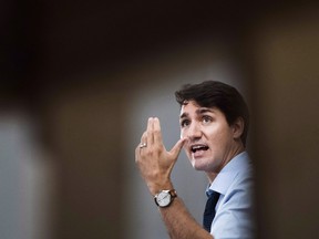 Le premier ministre Justin Trudeau s'adresse aux médias et aux étudiants du Collège Humber au sujet de la nouvelle taxe fédérale sur le carbone imposée par son gouvernement à Toronto, le mardi 23 octobre 2018.