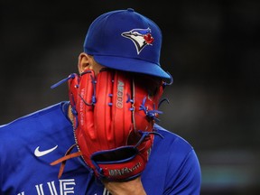 Le lanceur partant des Blue Jays, Jose Berrios, part lors de la sixième manche du match de l'équipe contre les Yankees, le jeudi 21 septembre 2023, à New York.