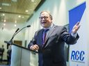 Ezra Levant de The Rebel, s'adresse aux étudiants lors d'une conférence organisée par les conservateurs du campus Ryerson au Mattamy Centre de l'Université Ryerson à Toronto, en Ontario.  le mercredi 22 mars 2017.