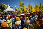 Une photo de personnes en deuil portant le cercueil de Hardeep Singh Nijjar, qui a été mortellement abattu dans un parking du Surrey en juin.  Le premier ministre Justin Trudeau affirme désormais que la fusillade a été perpétrée par l'Inde. 